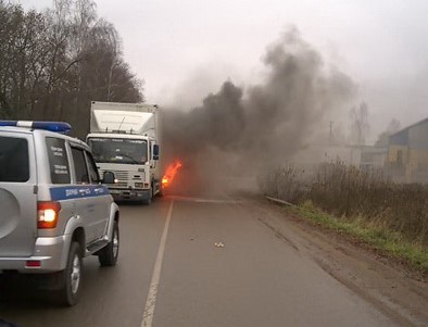 Гонки с огоньком. В Смоленской области скрывавшийся от погони грузовик вспыхнул на ходу