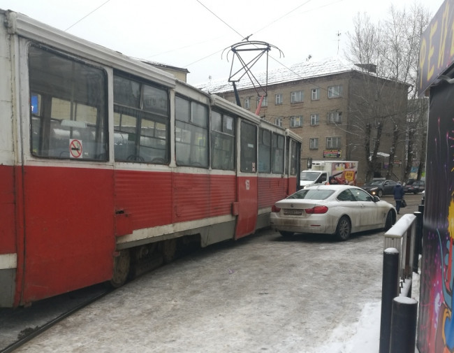 В Смоленске водитель "БМВ" бросил машину почти на рельсах и ушёл. Трамваи стояли, пассажиры ждали