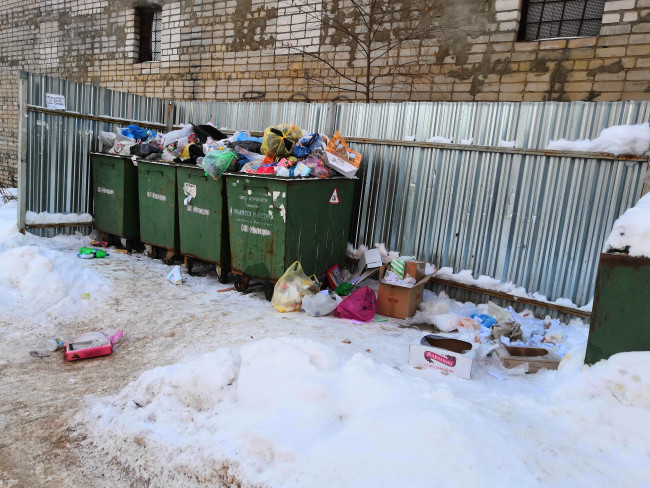 Рославльчане жалуются в Спецавтохозяйство на вывоз мусора