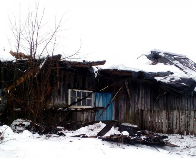 С одного бомжатника в другой. В Смоленской области у «неаварийного дома» рухнула крыша