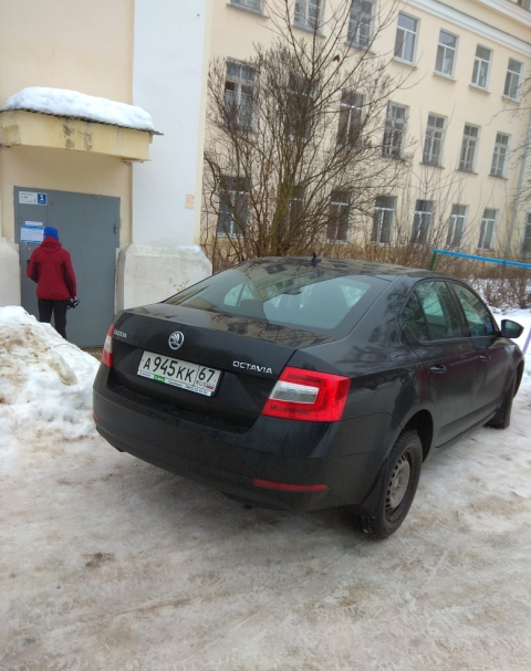 Смоленские активисты наказали любителя парковаться на тротуаре