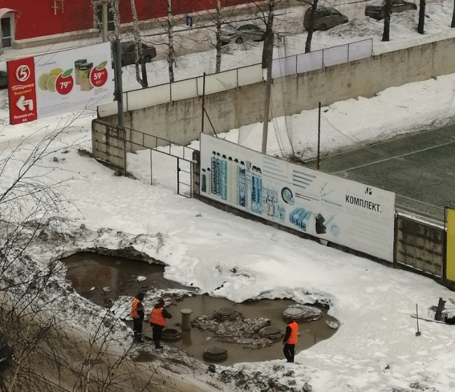 Это место копают каждую зиму. В Смоленске на Киселёвке очередной порыв трубопровода?