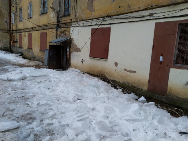 «Ледник» с крыши сошел в Вязьме. Оборваны электрические провода и интернет