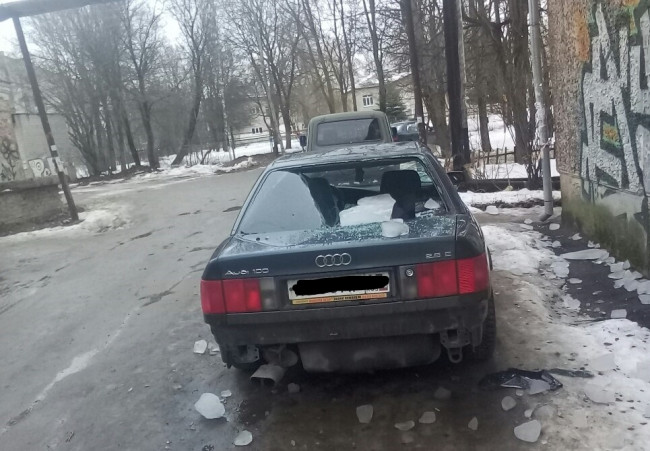 В Смоленске ледяная глыба повредила два автомобиля