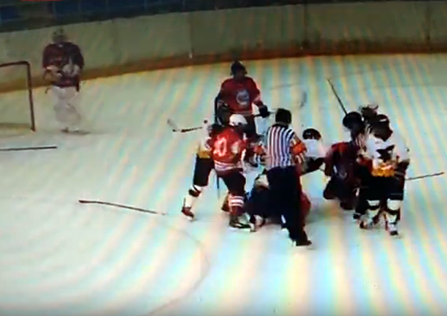 Юные хоккеисты устроили драку на турнире «Золотая шайба» в Смоленске