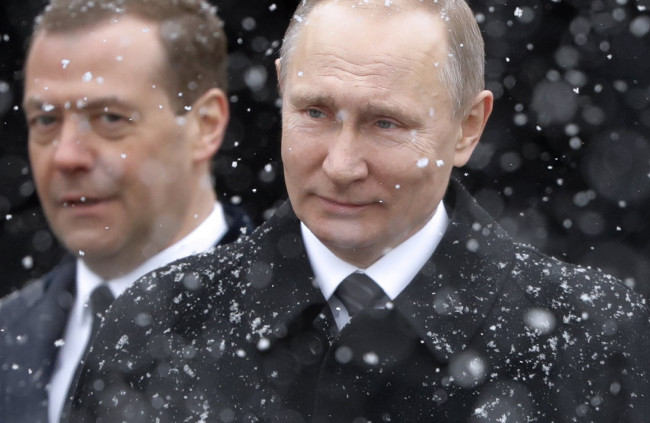 За год Путин заработал меньше Медведева