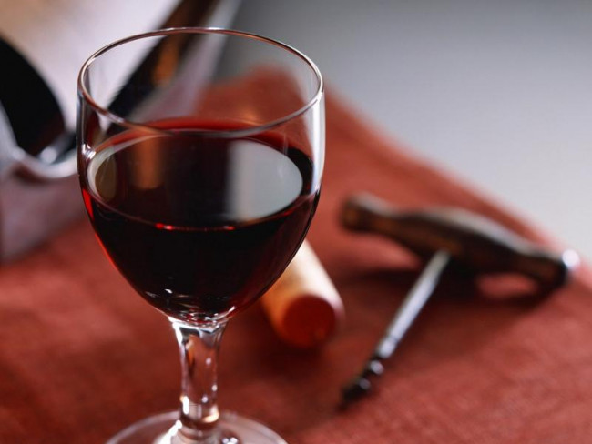 Миф о пользе красного вина для сердца развеял кардиолог