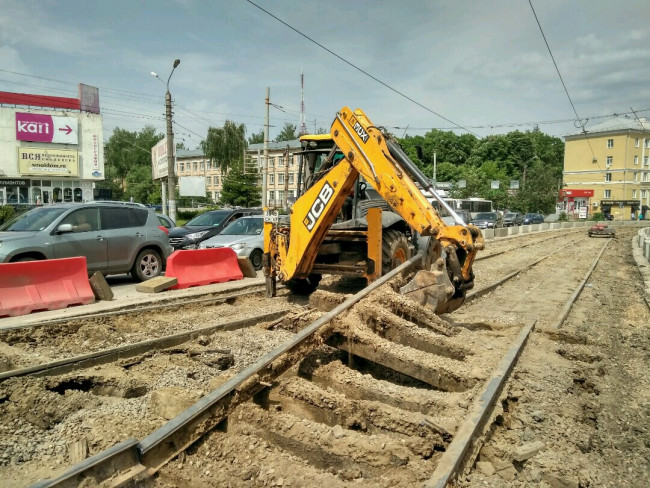 В Смоленске на проспекте Гагарина «выкорчевывают» трамвайные рельсы
