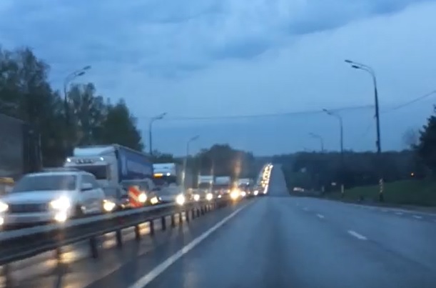 Пора на работу: гигантская пробка на трассе М1 попала на видео