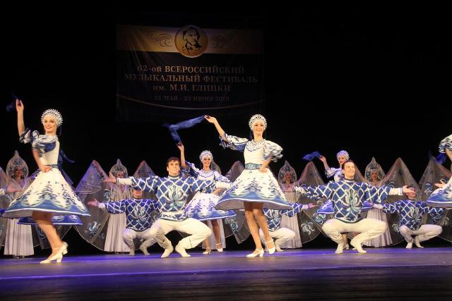 В Смоленске выступил известный театр танца «Гжель»