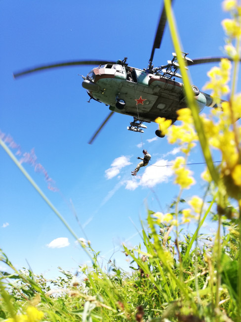 В Смоленске спецназ отработал беспарашютное десантирование из вертолета