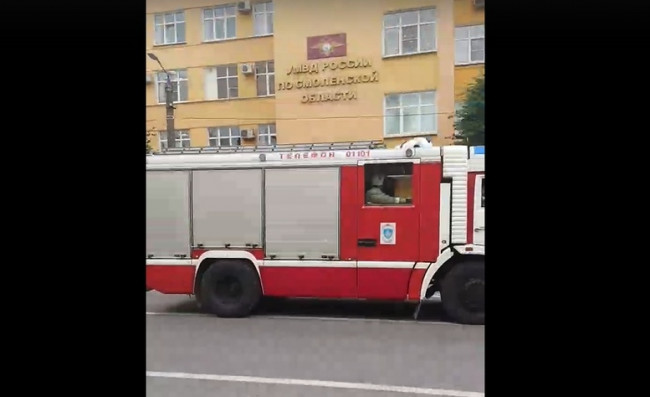 В Смоленске возле здания МВД скопление пожарных