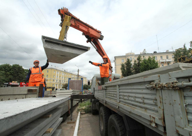 На резиновой подложке: с Смоленске продолжается замена трамвайных рельсов на проспекте Гагарина