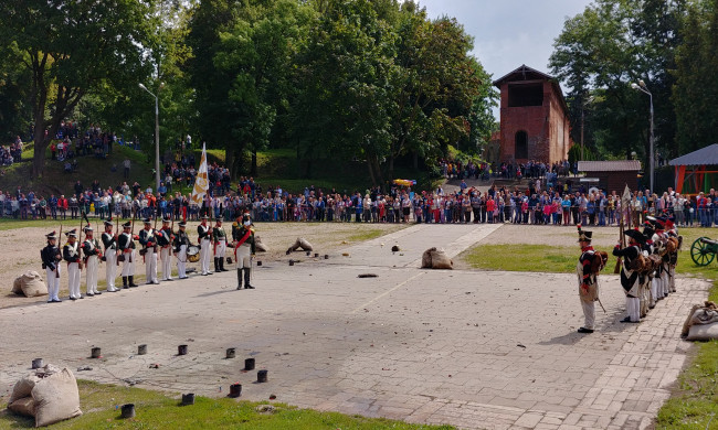 Реконструкция Смоленского сражения прошла в Лопатинском саду