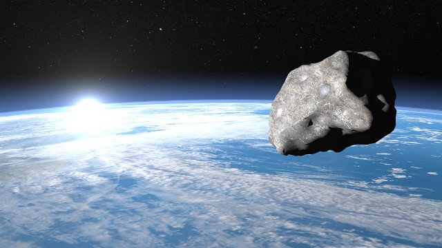 К Земле летит астероид размером с пирамиду Хеопса. Стоит ли бояться?