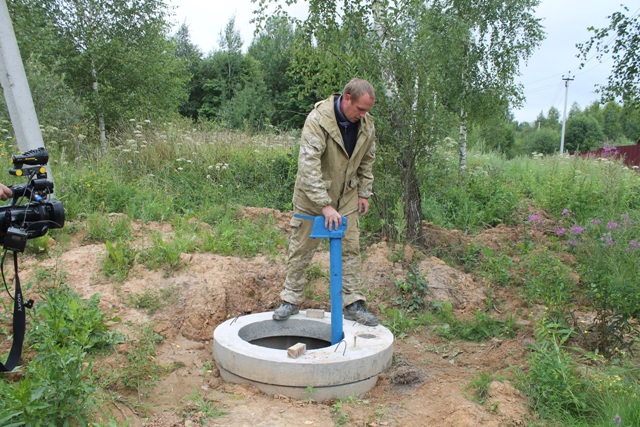 Жителям деревни Радкевщина провели централизованное водоснабжение, но подрядчик «накосячил»