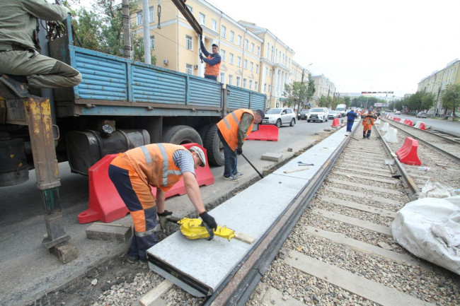 Скоро юбилей. В Смоленске почти три месяца ведутся работы по замене трамвайных путей