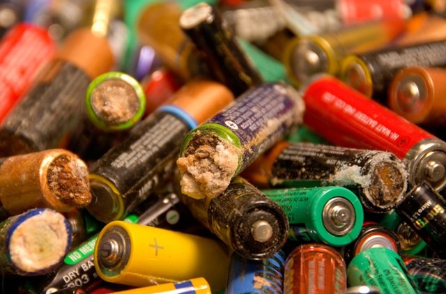 Россиянам запретят выбрасывать батарейки вместе с обычным мусором