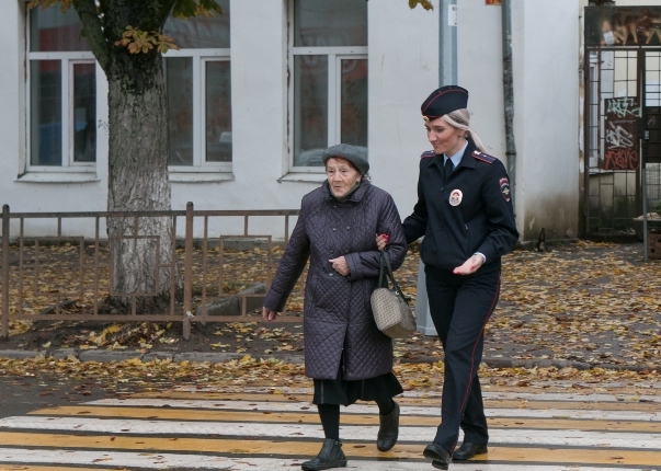 В Смоленской области сотрудники ГИБДД провели мероприятия «С заботой о старости»