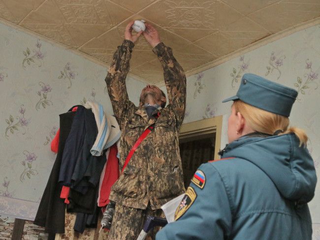 В Смоленске сотрудники МЧС устанавливают в квартирах дымовые датчики