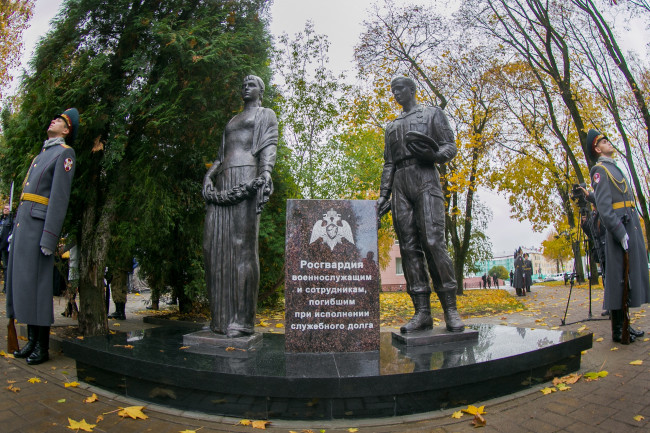 В Смоленске открыли скандальный памятник погибшим росгвардейам