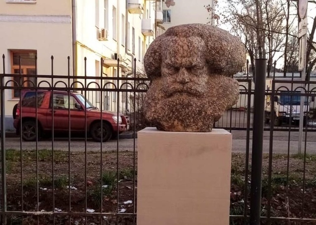 В Смоленске продолжаются приключения головы Карла Маркса