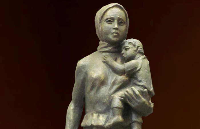 Великая женщина мать. Памятник матерям войны. Скульптура мать и дитя. Статуя женщина с ребенком. Мать воина.