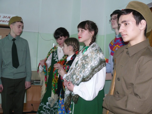 школьники из починка с композицией по произведениям Твардовского
