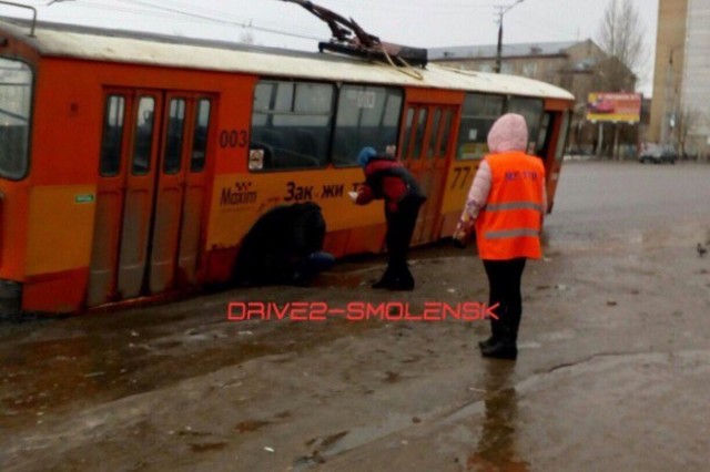 v-smolenske-trolleybus-provalilsya-v-ogromnuyu-yamu-na-doroge-foto-66382