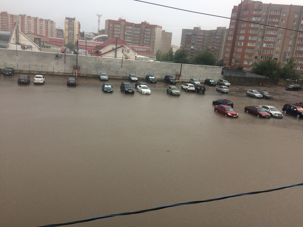 Смоленск нет воды сегодня. Ливень в Смоленске. Ливень в Смоленске сегодня. Дождь в Смоленске. Набережная Смоленск затонула.