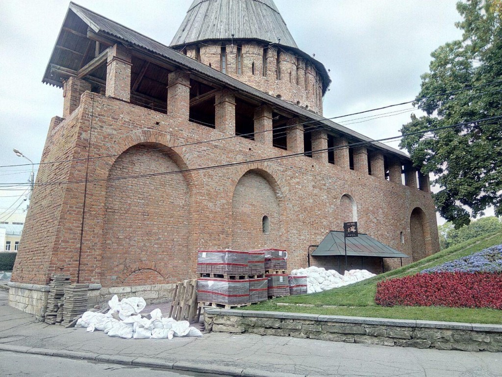 Подступы к Громовой башне в Смоленске «марафетят» ко Дню города