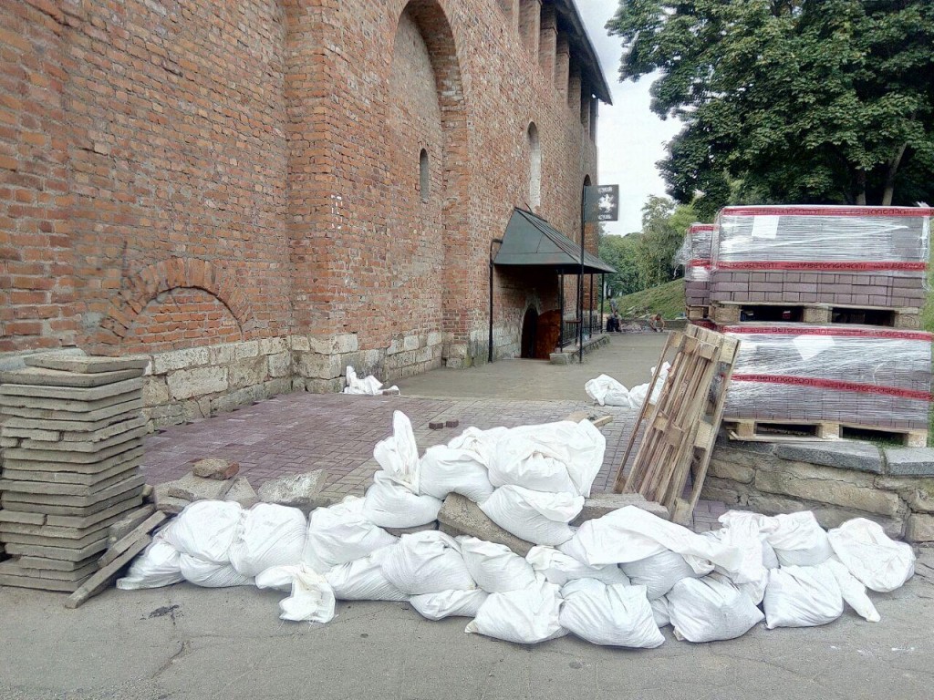 Подступы к Громовой башне в Смоленске «марафетят» ко Дню города