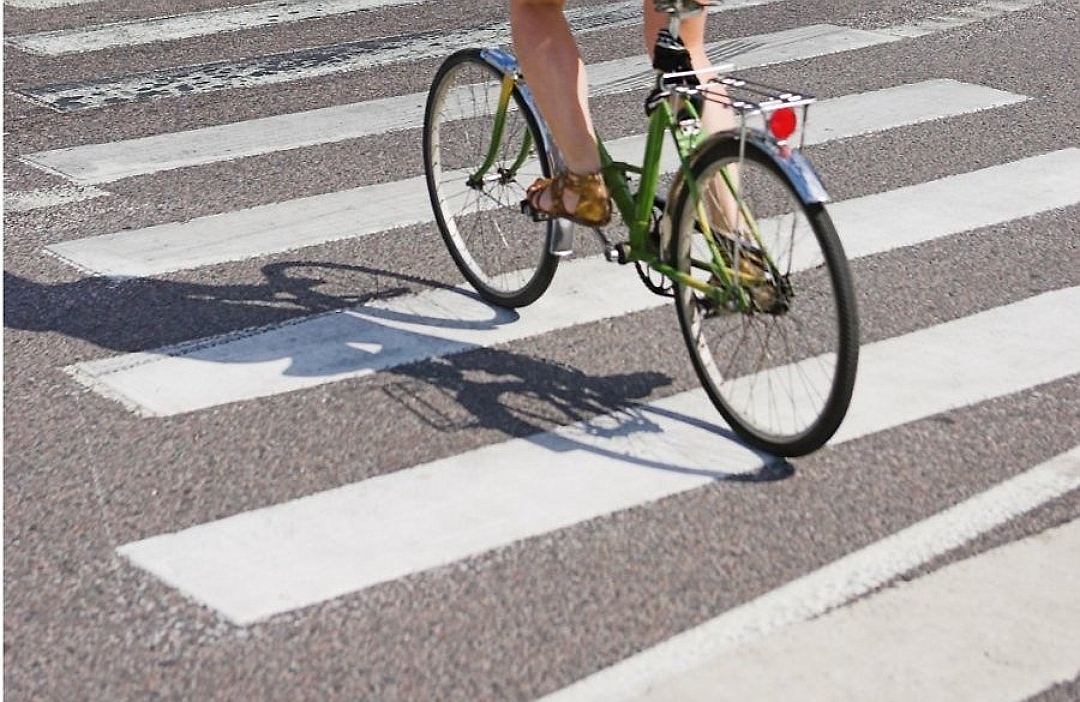 Велосипедист по пешеходному переходу должен. Велосипед на дороге. Пешеход с велосипедом. Велосипед на пешеходном переходе. Велосипедист на зебре.