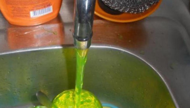Зеленые воды что делать. Краситель уранин. Зеленая вода уранин. Уранин в воде. Ярко зеленая вода из крана.
