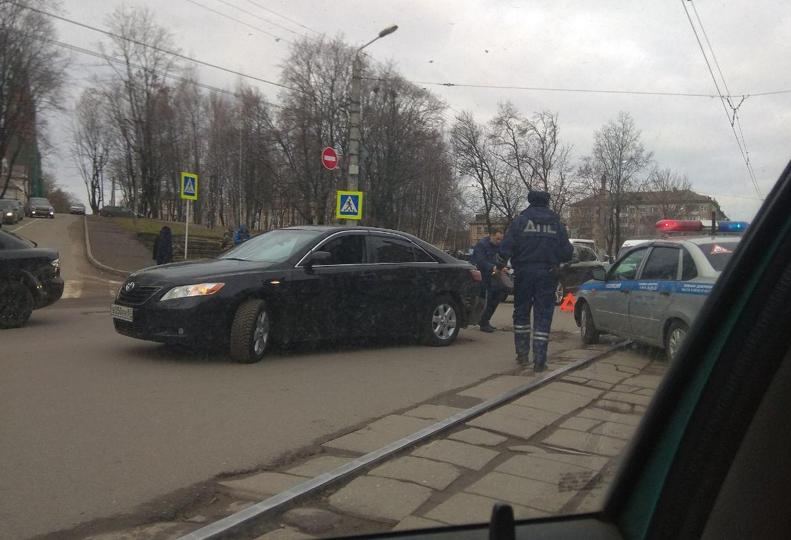 В Смоленске вторая авария на улице Тенишевой парализовала движение  транспорта