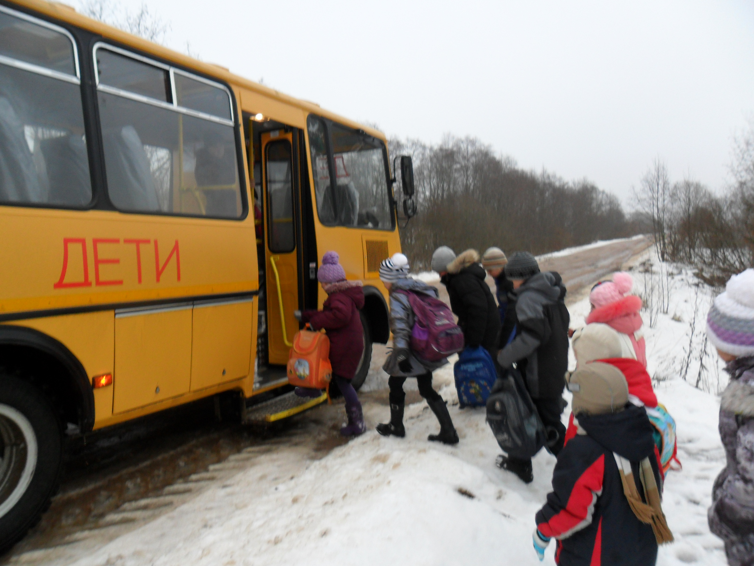 Подвоз детей автобусами. Школьный автобус. Автобус для детей. Автобус дети зима. Школьный автобус дети.
