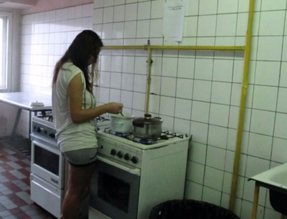 Девушка живет в общежитии. Кухня в общежитии. Кухня в студенческом общежитии. Девушки на кухне в общежитии. Общага на кухне девочки.