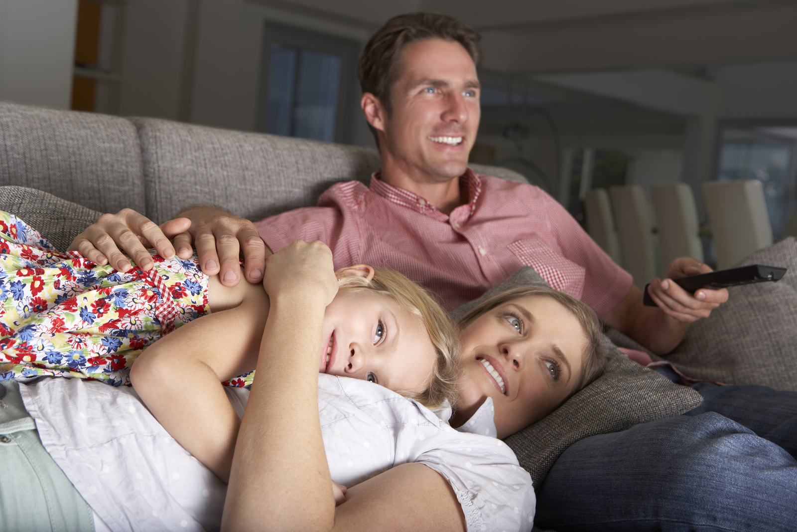 Семья смотря фильм на диване