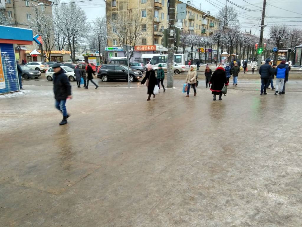 На Смоленск обрушился ледяной дождь. Пешеходы крадутся