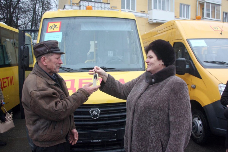 Смоленским школам передали новые автобусы