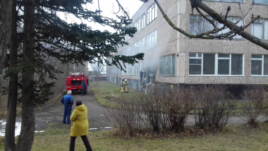 В Ярцеве вспыхнул пожар в школе