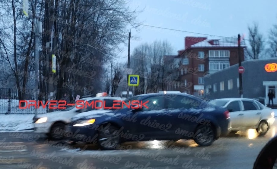 Сразу три автомобиля. Серьезное ДТП в Смоленске затрудняет движение транспорта