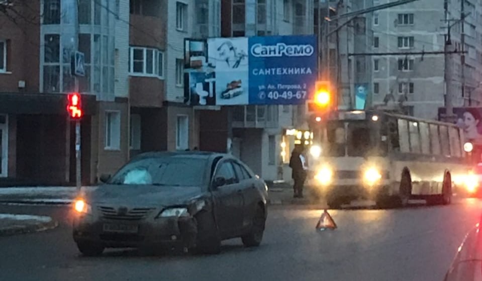 В Смоленске на Дзержинского собрался «паровоз» из трёх авто