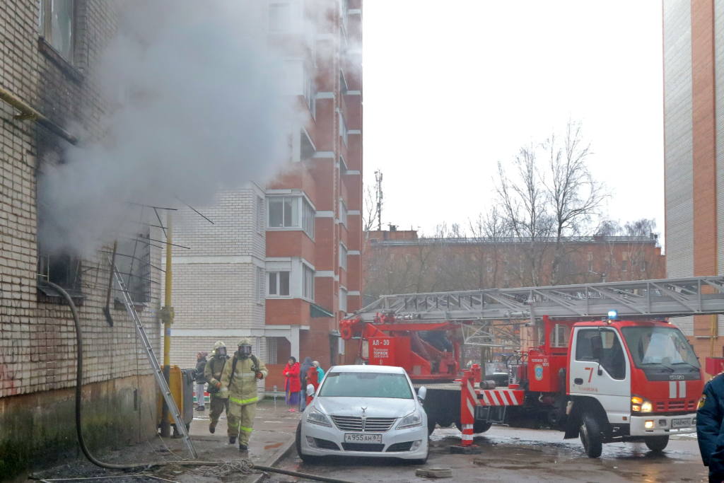 В Смоленске эвакуируют жильцов общежития из-за пожара