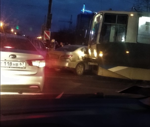 Утреннее ДТП в Смоленске остановило движение трамваев и создало пробку