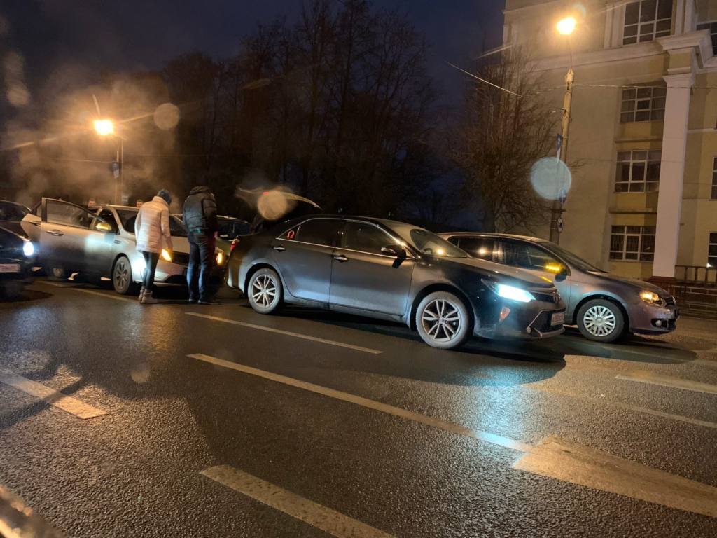 На проспекте Гагарина столкнулись шесть машин