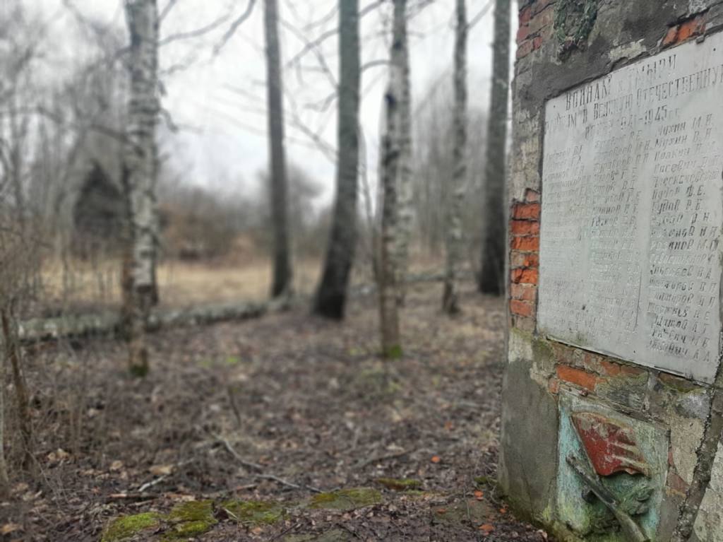 Под Смоленском нашли заброшенный мемориал погибшим воинам