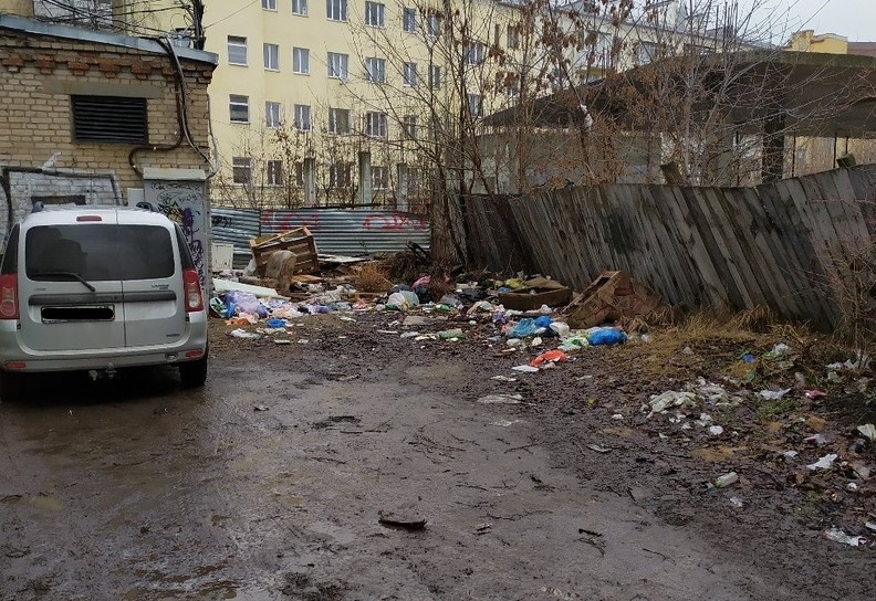 Грязь и мусор поглотили центр города Смоленска