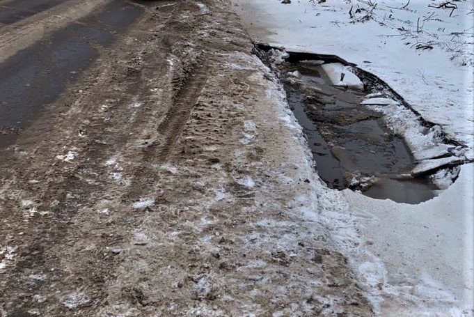 В Сафоново два автомобиля провалились в яму на дороге