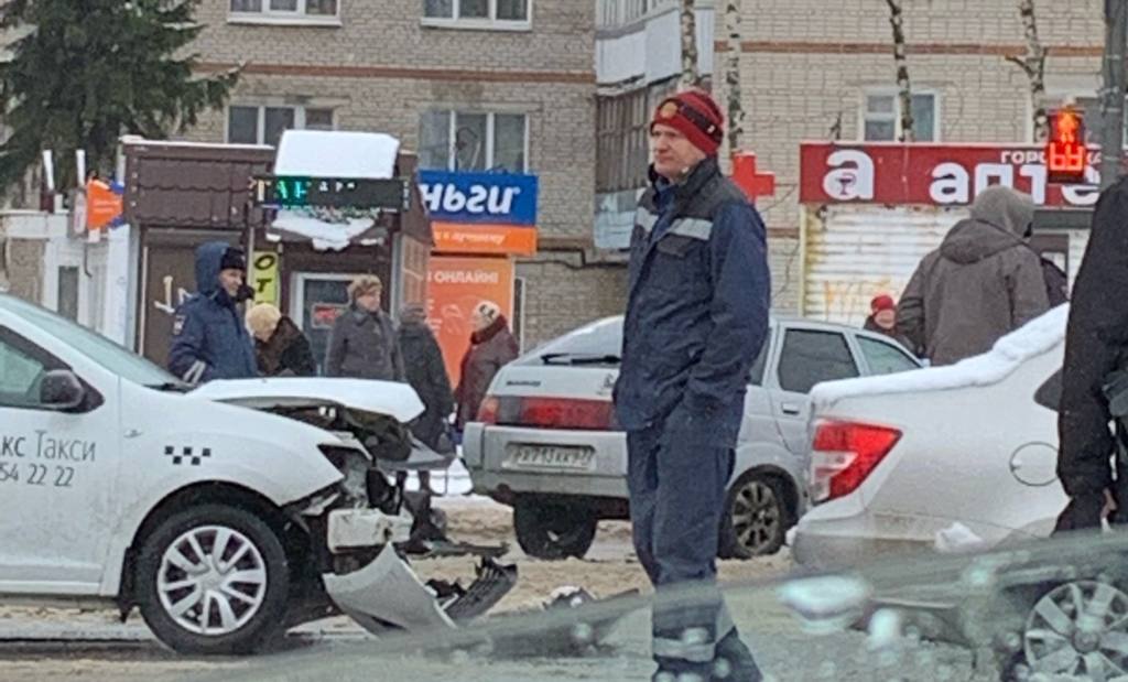 Авария с такси оставила жителей Киселевки без трамваев